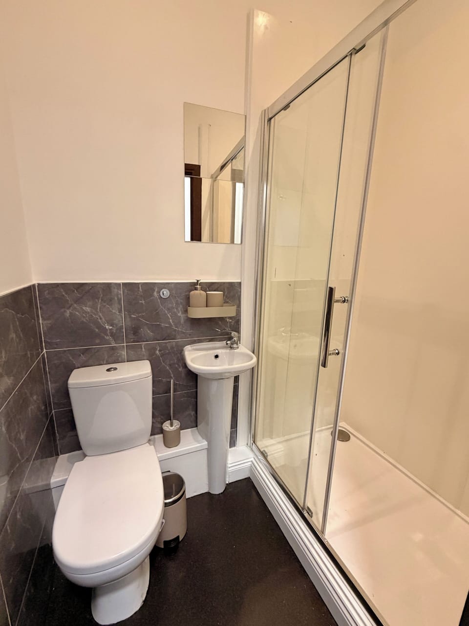Basic Double or Twin Room, Ensuite | Bathroom | Towels, soap, shampoo, toilet paper