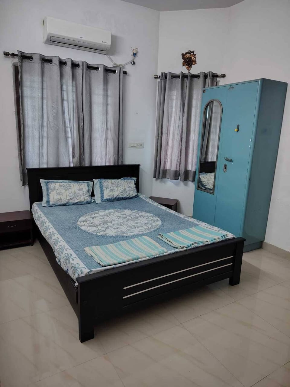 Comfort Double Room | Desk, laptop workspace, iron/ironing board