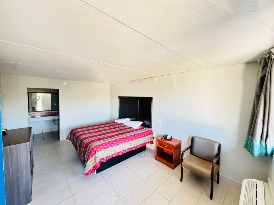 Standard Room, 1 King Bed, Smoking | Desk, soundproofing, free WiFi