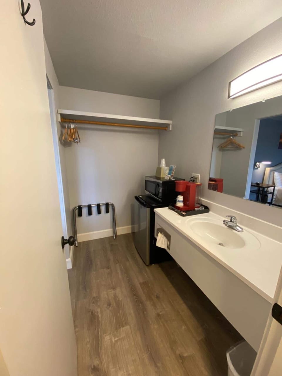 Shower, free toiletries, towels