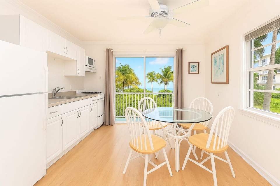 Deluxe Queen | Private kitchen | Fridge, microwave, coffee/tea maker, toaster