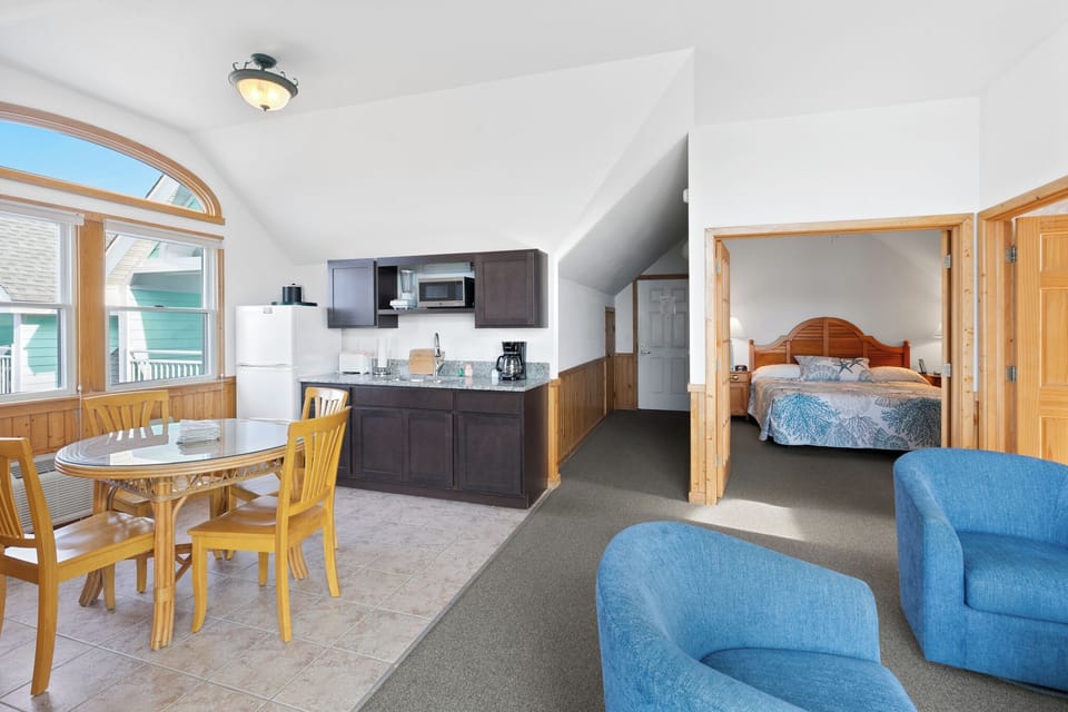 Standard Suite, 1 Bedroom, Non Smoking (Suite 305, Private Deck, Harbor Front) | Private kitchen | Fridge, microwave, coffee/tea maker