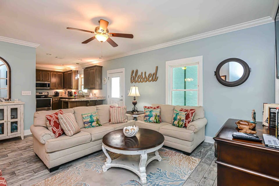 House, 3 Bedrooms, Smoking, Balcony | Living room | Books