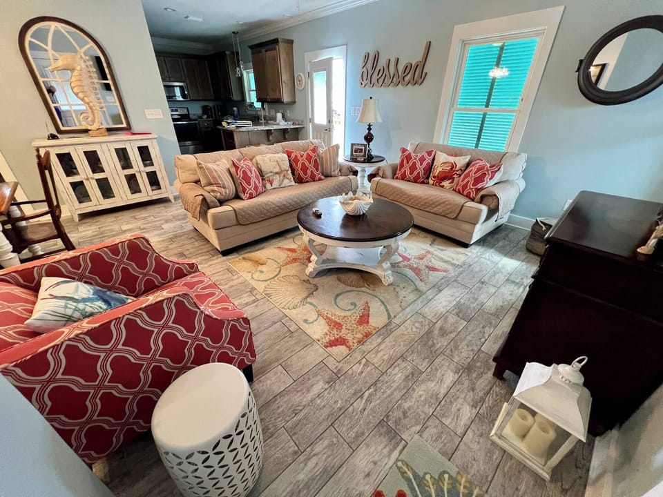 House, 3 Bedrooms, Smoking, Balcony | Living area | Books