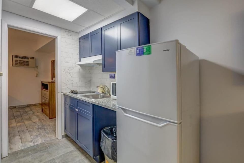 Suite, Multiple Beds, Kitchenette (Smoke Free, Two Rooms, Efficiency) | Private kitchen | Microwave, coffee/tea maker