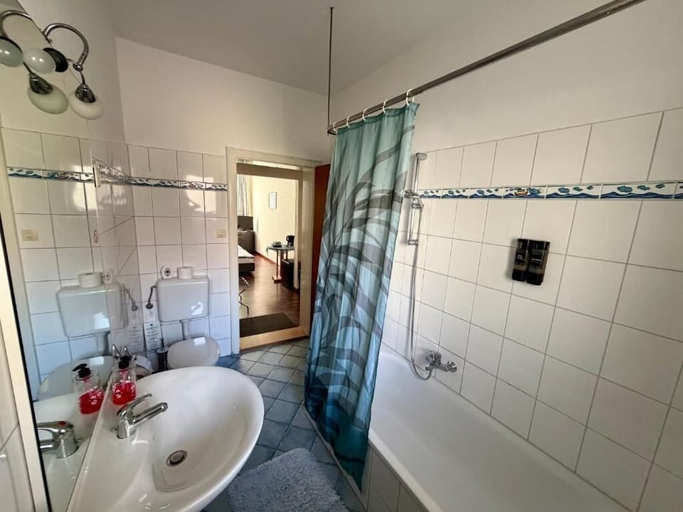 Bathtub, towels, soap, shampoo