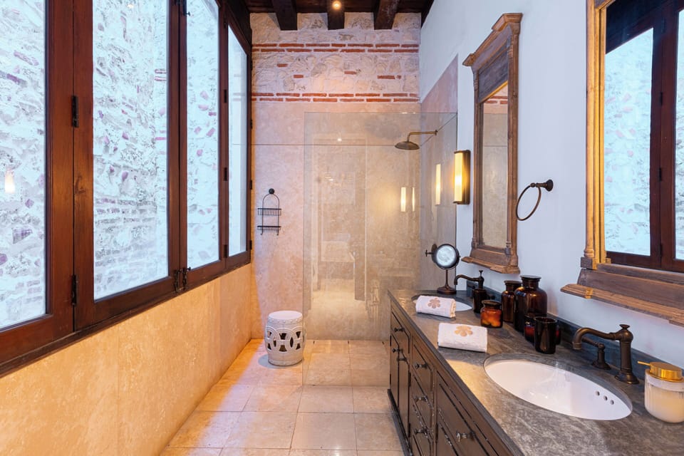 Superior Suite, Garden View | Bathroom | Hair dryer, slippers, towels, soap