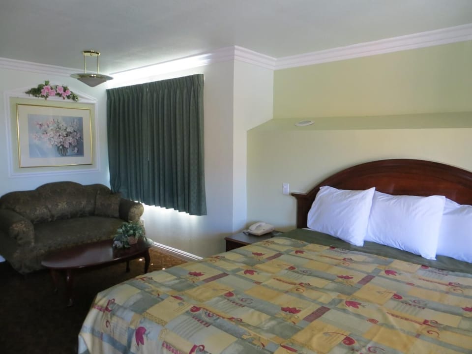 Hypo-allergenic bedding, soundproofing, iron/ironing board, free WiFi