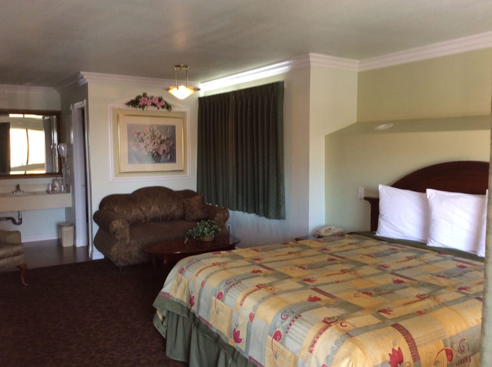 Hypo-allergenic bedding, soundproofing, iron/ironing board, free WiFi