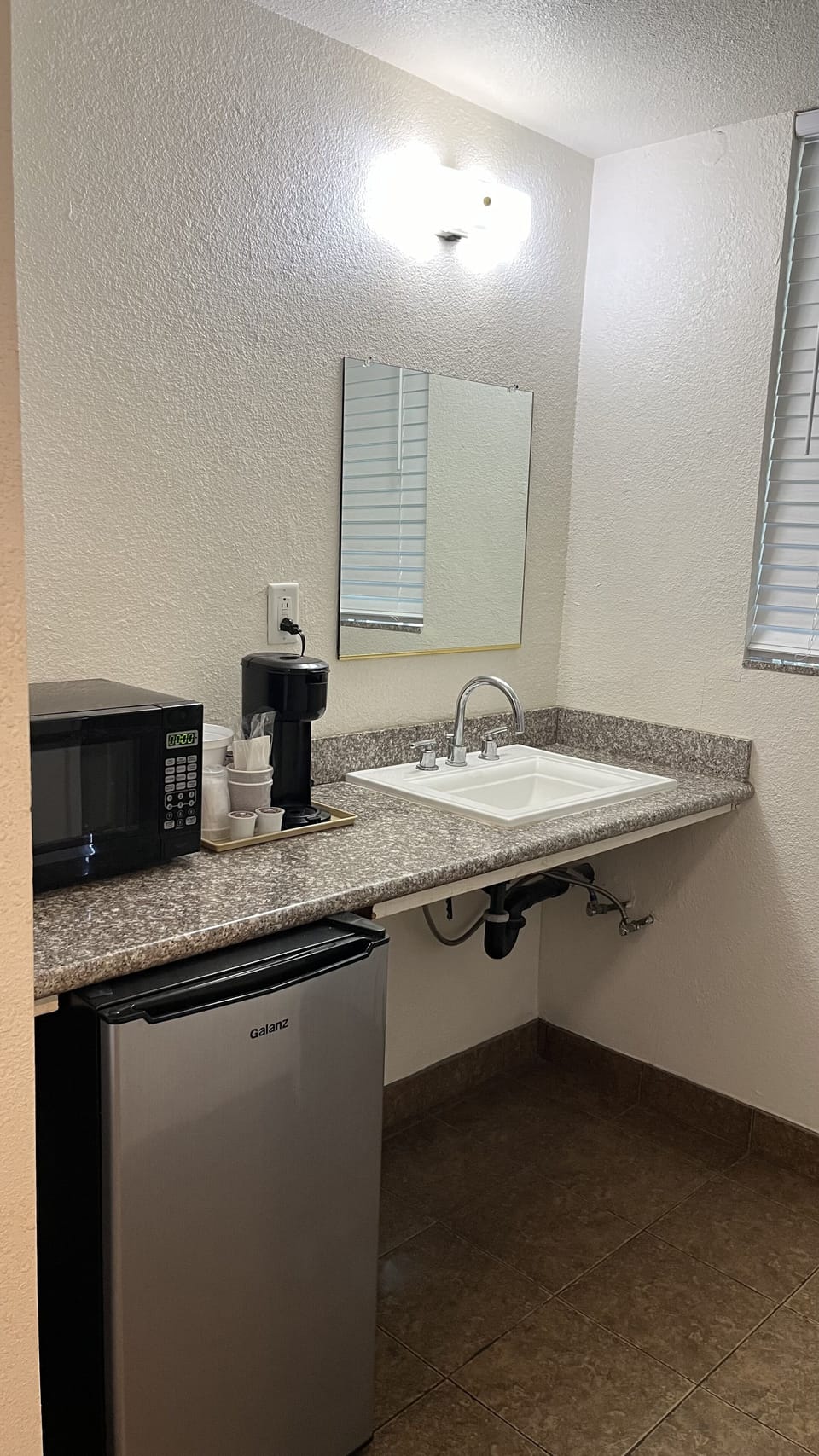 Standard Room, 1 Queen Bed | Mini-refrigerator