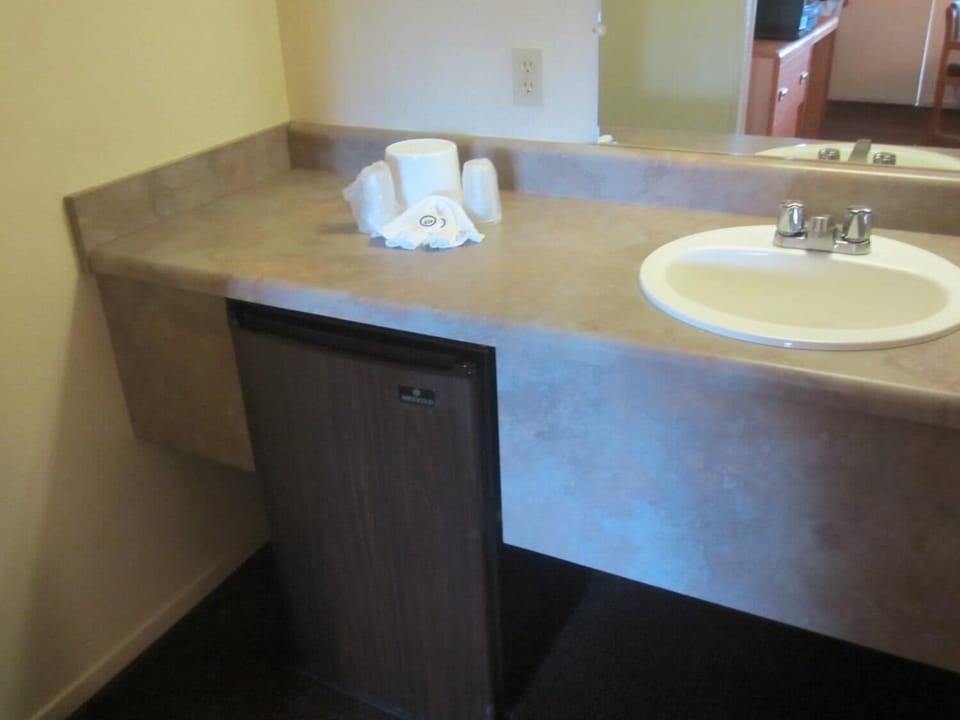 Combined shower/tub, free toiletries, towels