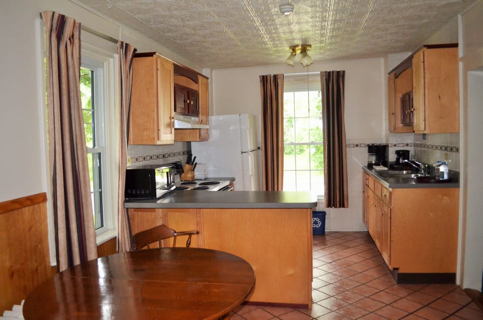 Suite 116 | Private kitchen | Fridge, microwave, coffee/tea maker