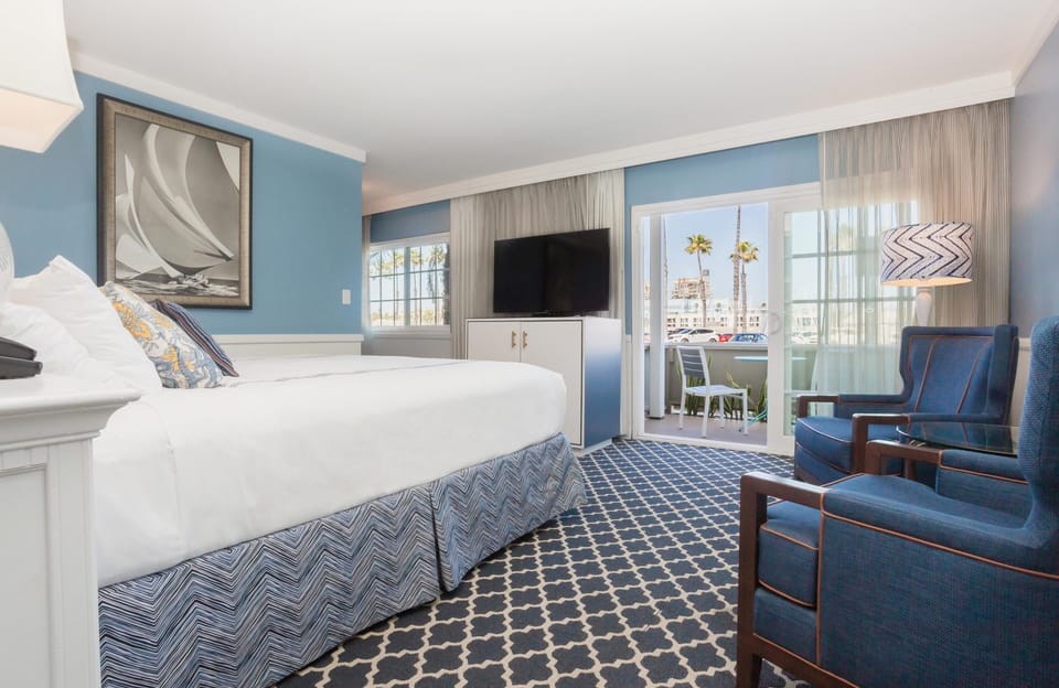Marina Side Deluxe King | Premium bedding, down comforters, pillowtop beds, minibar