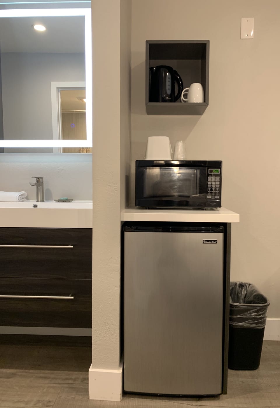 Standard Room, 1 King Bed, Non Smoking | Blackout drapes, iron/ironing board, free WiFi, bed sheets