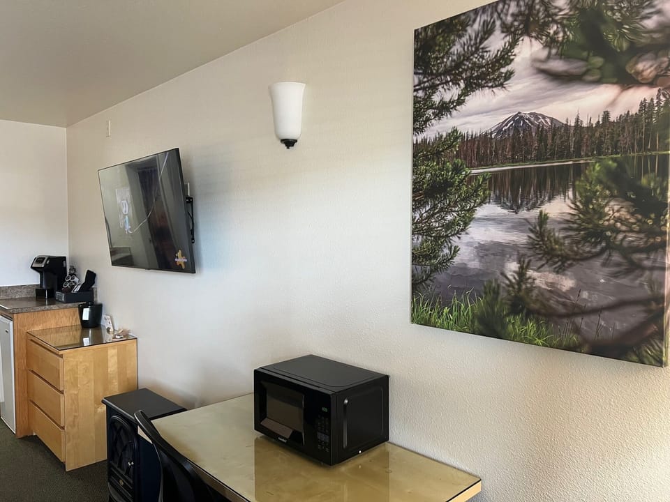 Classic Single Room, 1 King Bed, Non Smoking | Iron/ironing board, free WiFi, wheelchair access