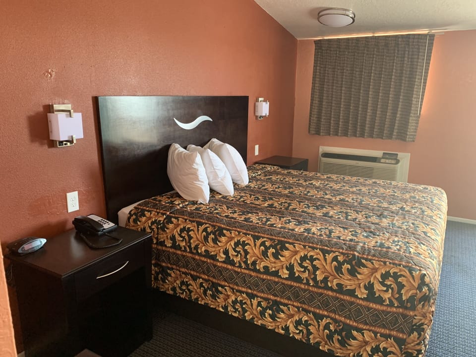 Single Room, 1 King Bed, Non Smoking | Desk, free WiFi, bed sheets