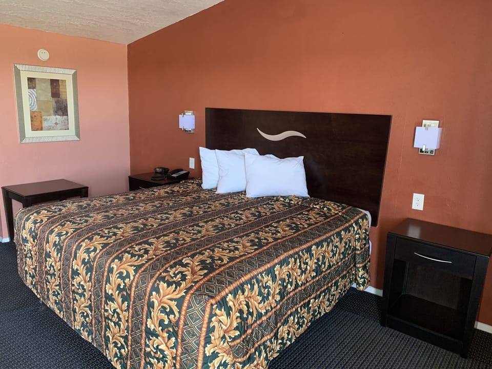 Single Room, 1 King Bed, Non Smoking | Desk, free WiFi, bed sheets