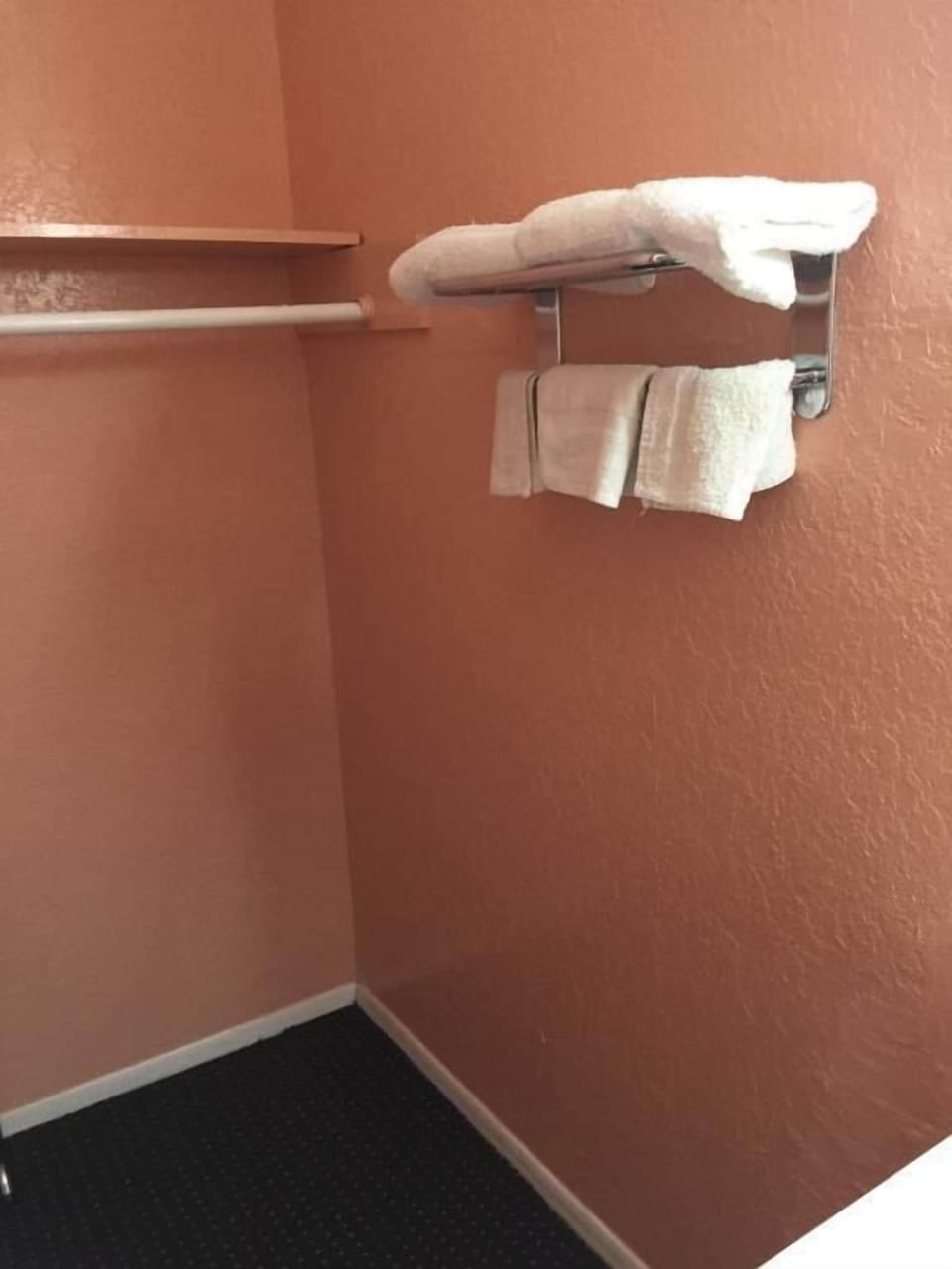 Combined shower/tub, free toiletries