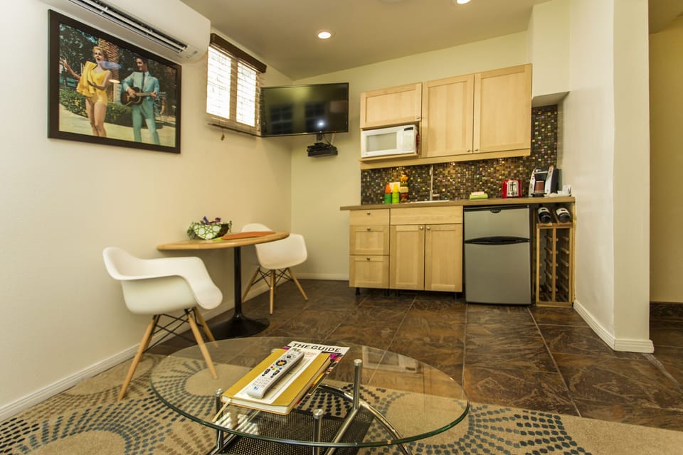 Suite, Corner | Private kitchen | Fridge, microwave, coffee/tea maker, toaster