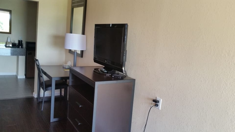 Standard Room, 1 King Bed | Room amenity