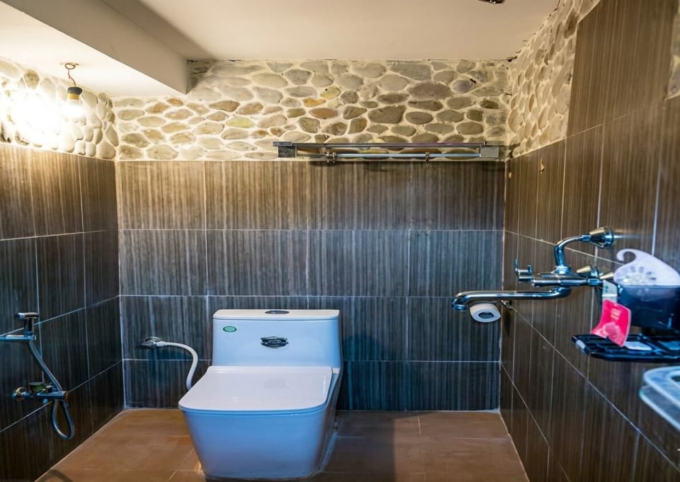 Double Room, 1 King Bed, Balcony, Garden View | Bathroom