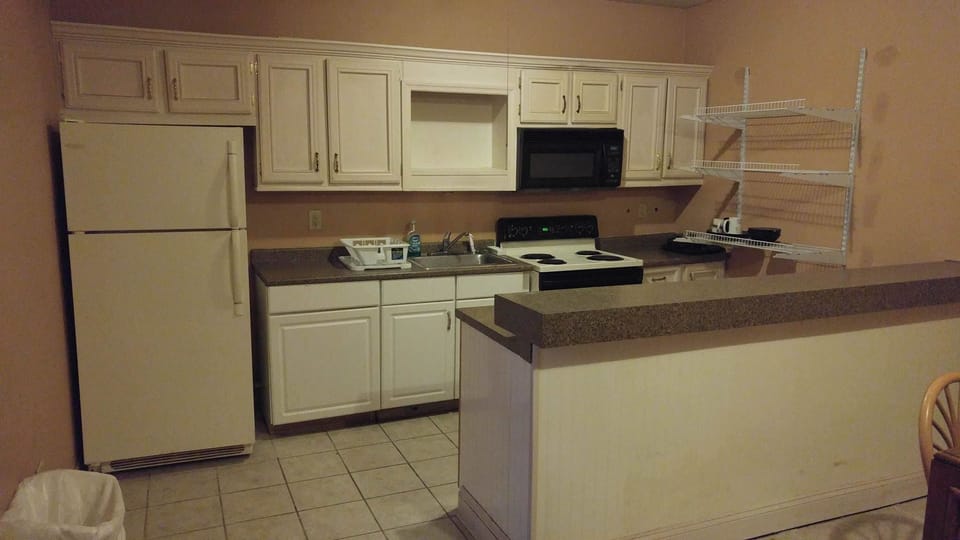 Corporate Suite, Kitchen, 3 Double Beds | Private kitchen | Fridge, microwave