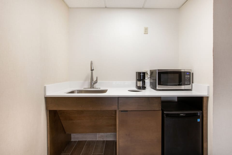 Partial Ocean View Economy Single Room, 1 Queen Bed, Accessible | Private kitchenette | Coffee/tea maker