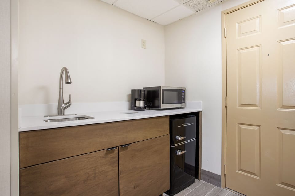 Partial Ocean View Room, 2 Queen Beds | Private kitchenette | Coffee/tea maker
