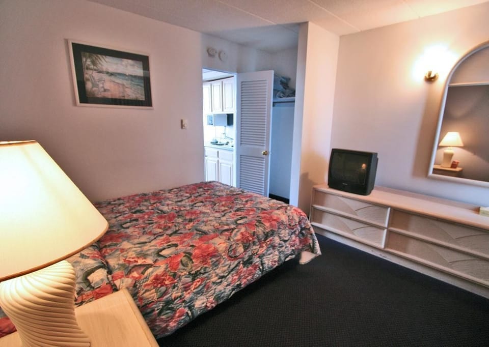 In-room safe, free WiFi, bed sheets