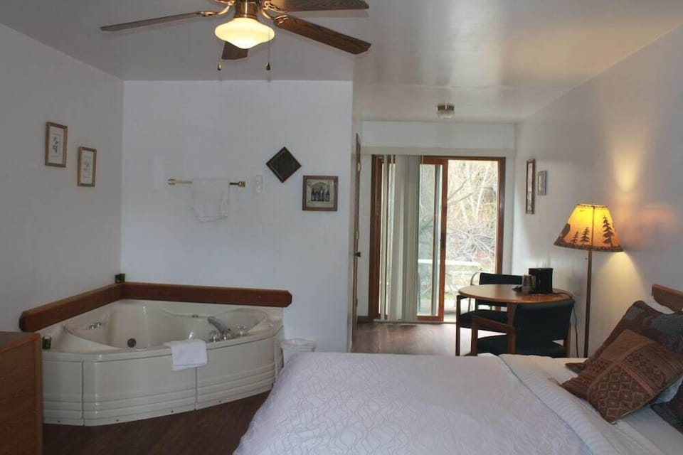 Premium bedding, iron/ironing board, free WiFi, bed sheets