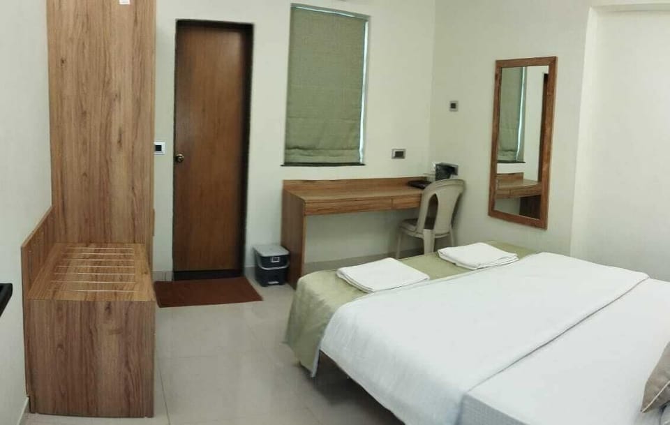 Deluxe Room | Desk, laptop workspace, free WiFi