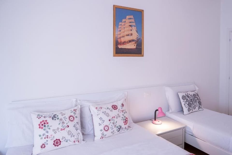 Deluxe Triple Room | Iron/ironing board (on request), WiFi (free)