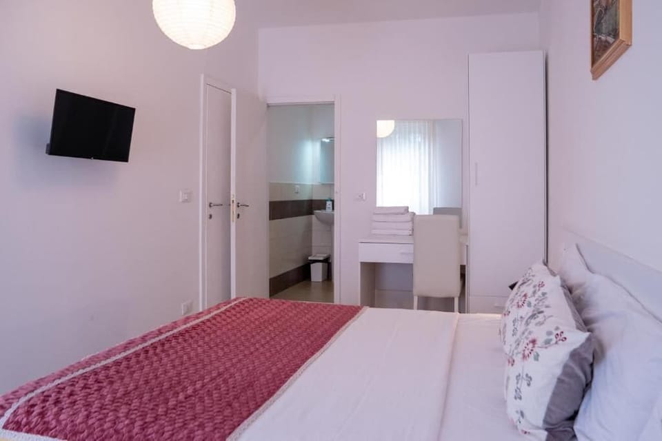 Deluxe Double Room | Iron/ironing board (on request), WiFi (free)