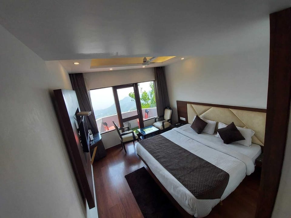 Club Room, Balcony | In-room safe, blackout drapes, rollaway beds, free WiFi