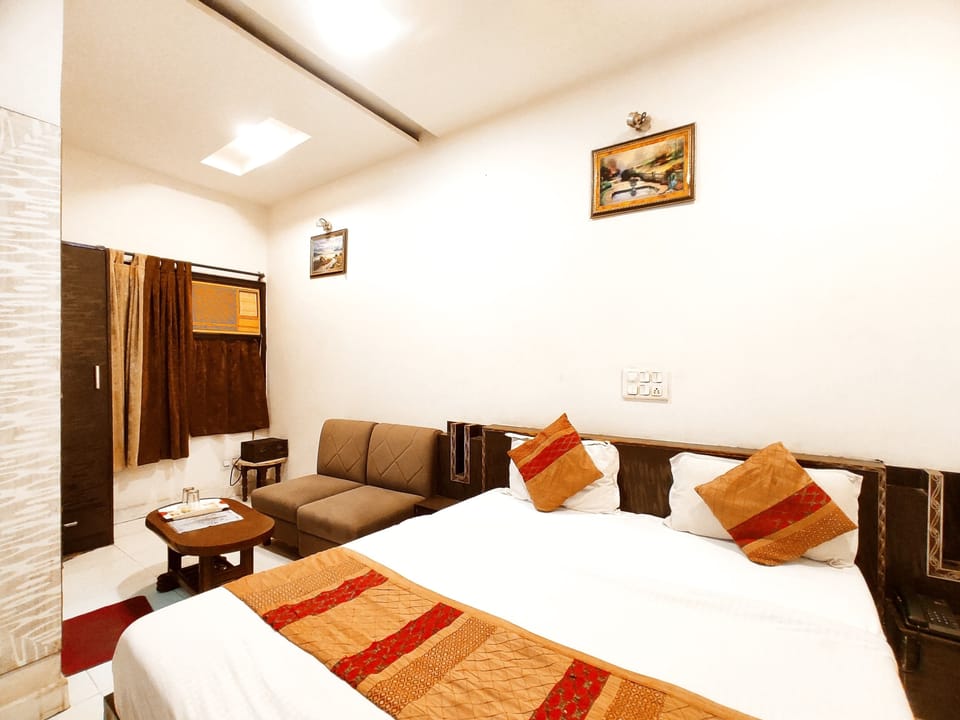 Classic Room | Desk, laptop workspace, free WiFi