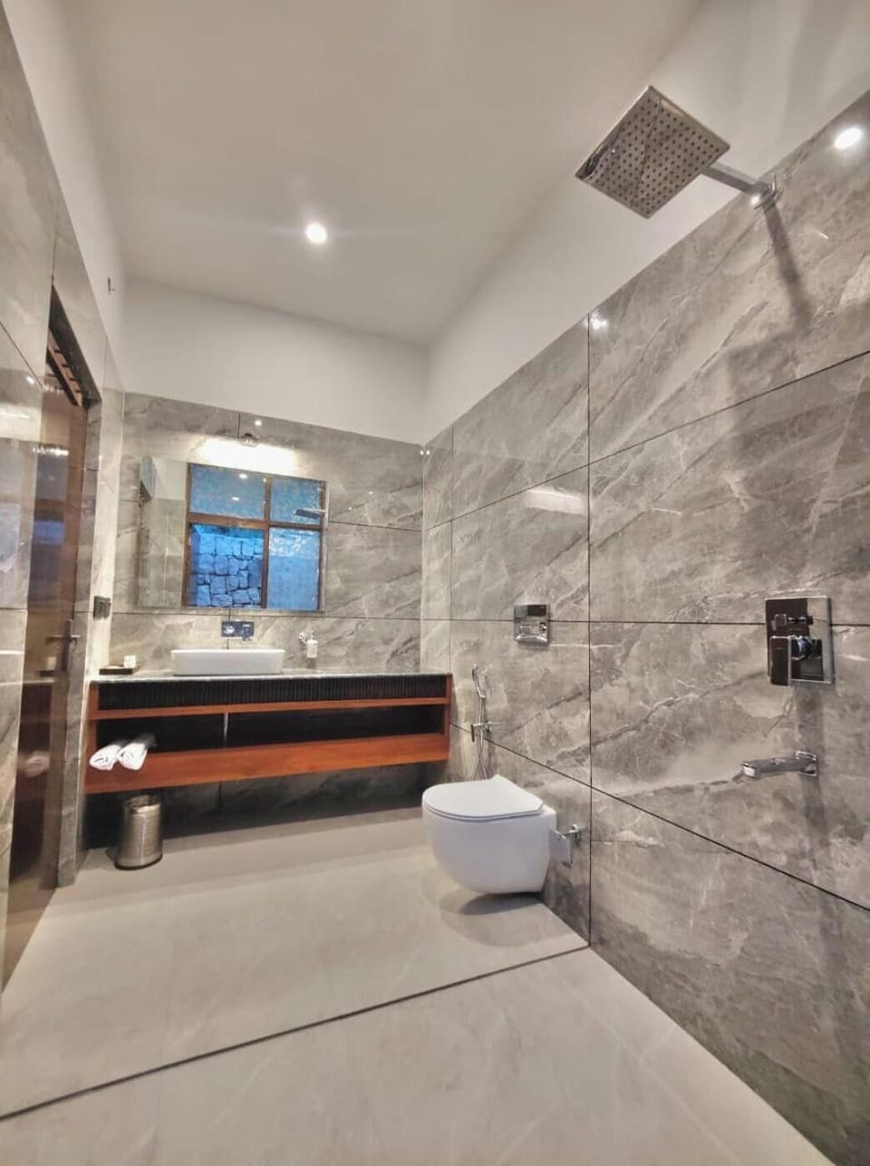 Premium Room | Bathroom | Shower, free toiletries, towels, soap