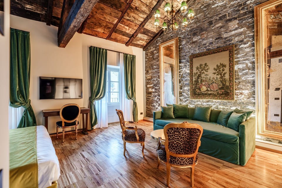 Deluxe Suite | Living area