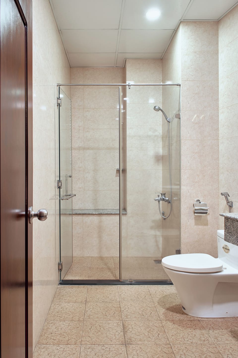 Deluxe Double Room | Bathroom | Shower, free toiletries, hair dryer (on request), towels