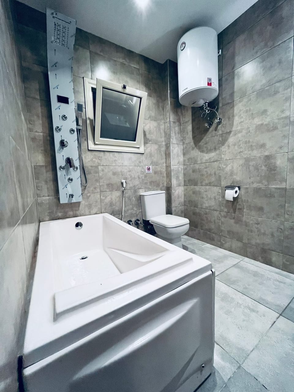 Luxury Double or Twin Room, pyramids View | Bathroom | Separate tub and shower, free toiletries, hair dryer, towels