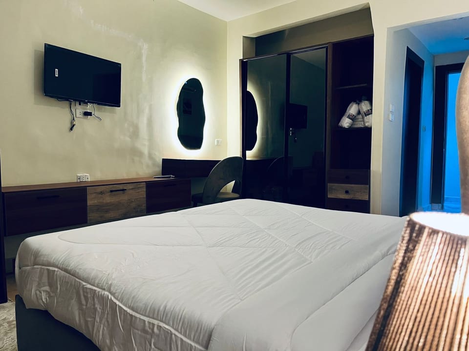 Luxury Double or Twin Room, pyramids View | Desk, laptop workspace, free WiFi