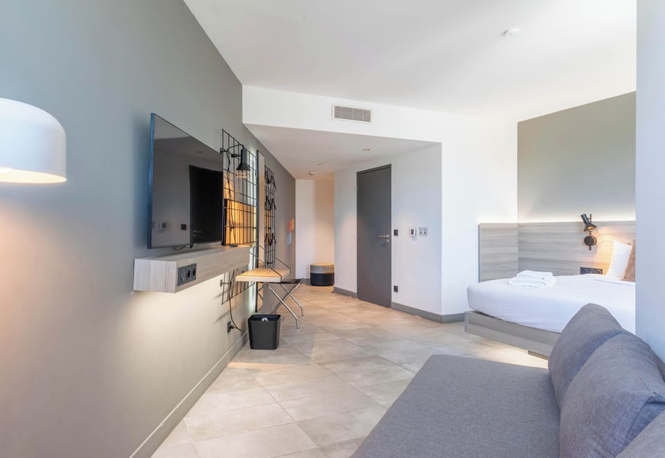WiFi (free), bed sheets