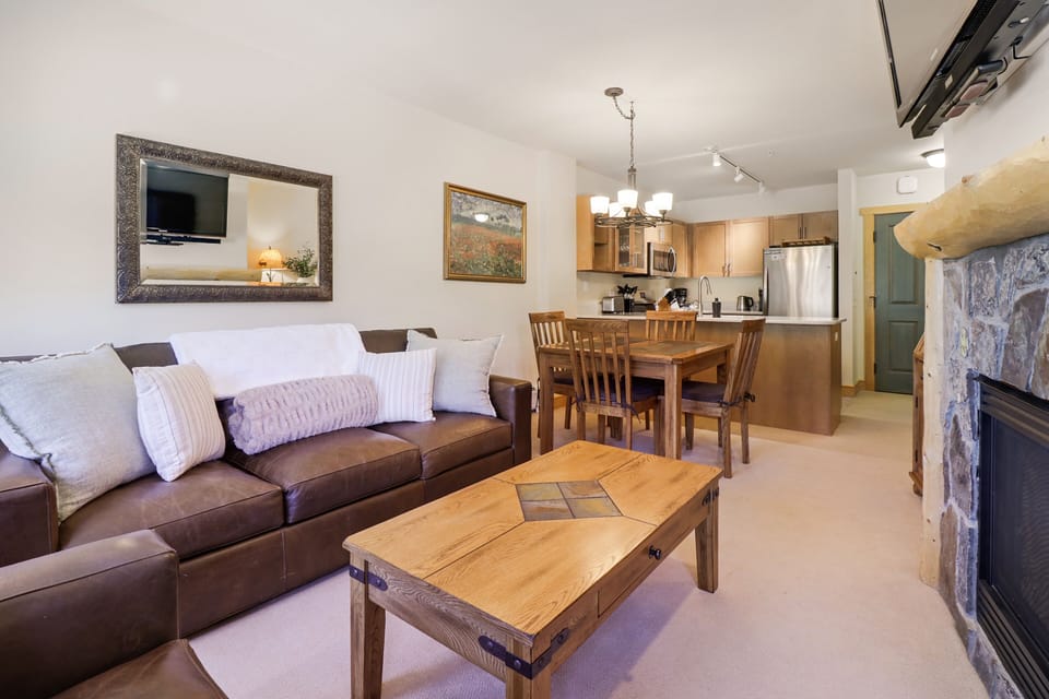 Condo, 1 Bedroom | Living area