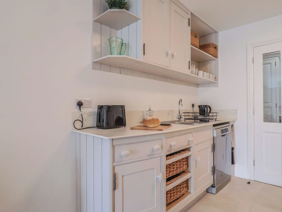 Dishwasher, cookware/dishes/utensils