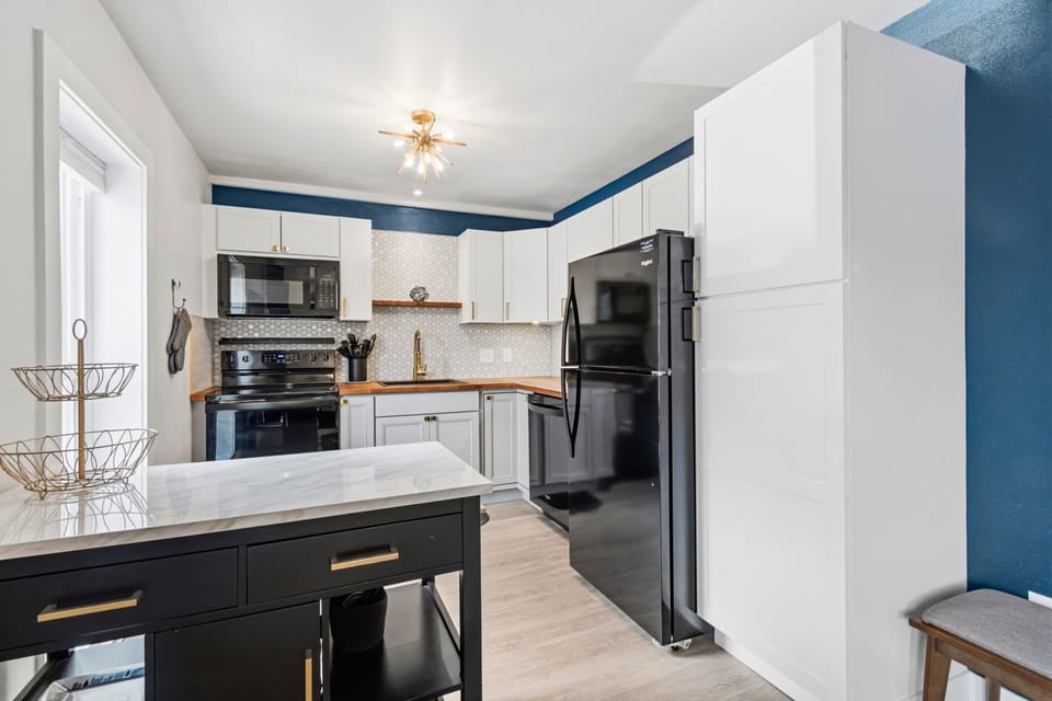 Apartment, 1 King Bed with Sofa bed, Garden View (Coastal Comfort) | Private kitchen