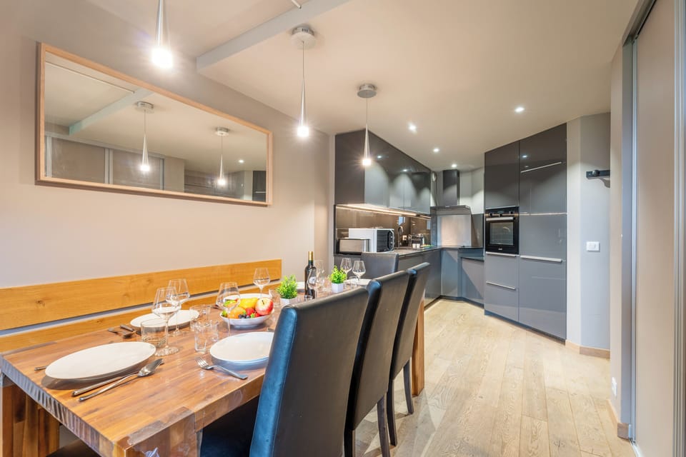 Deluxe Apartment, Balcony, Mountain View | Dining
