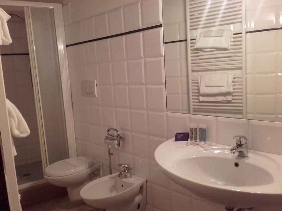 Deluxe Triple Room, Courtyard View | Bathroom