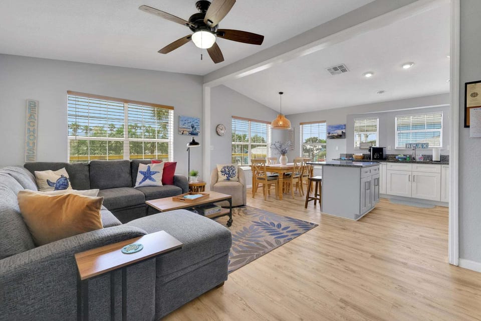 House, Multiple Beds, City View (Surf Perch) | Living area