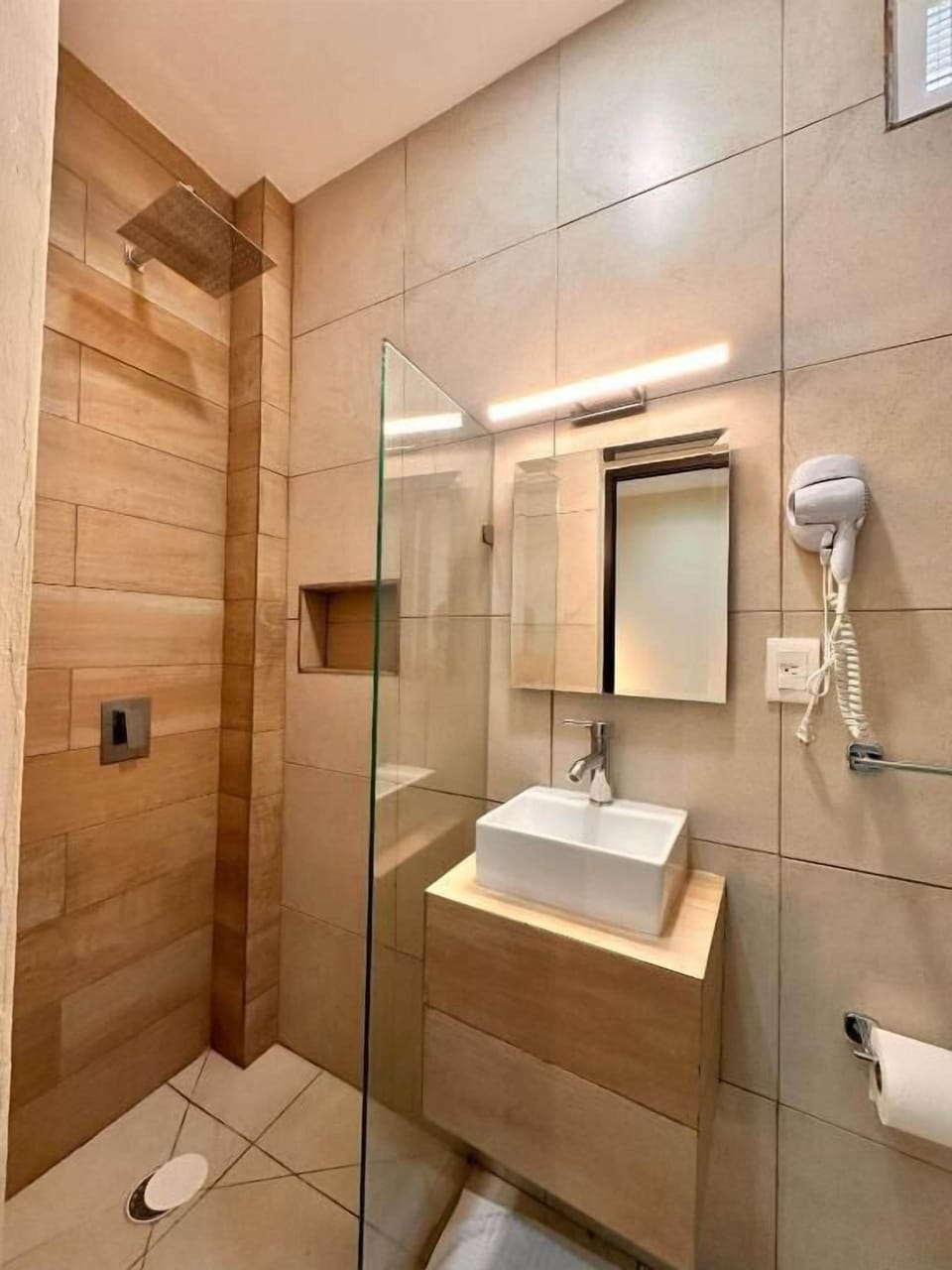 Double Room | Bathroom | Free toiletries, hair dryer, towels, soap