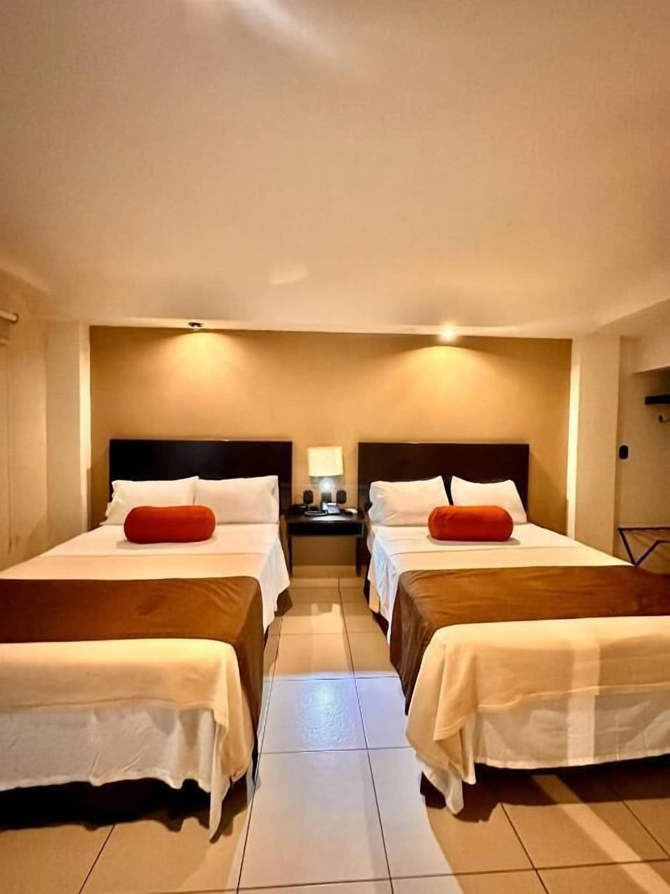 Deluxe Quadruple Room | Desk, laptop workspace, WiFi (free)