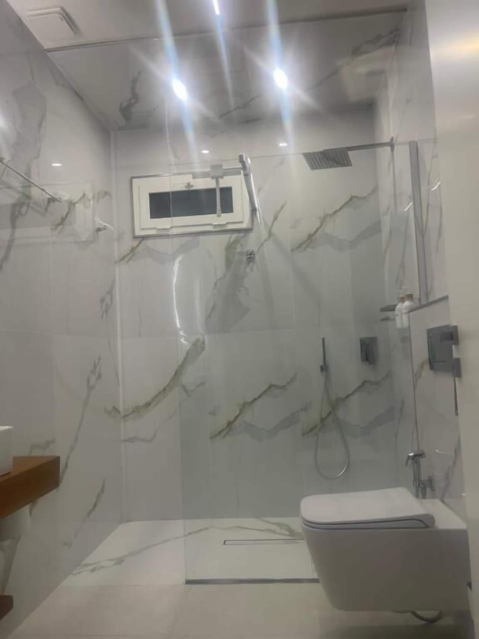 Superior Suite, Courtyard View | Bathroom | Hair dryer, towels, soap, shampoo